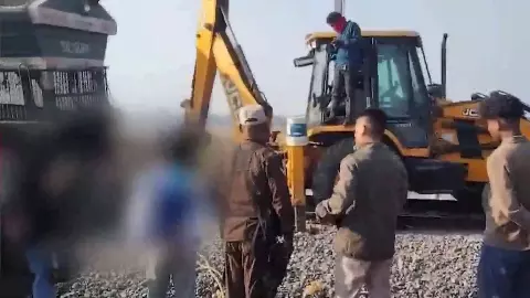 असम में राजधानी एक्सप्रेस से टकराए हाथी, 8 की मौत; इंजन समेत 5 कोच पटरी से उतरे | Video