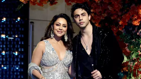 पापा को नहीं मां को डेडिकेट करूंगा....Aryan Khan की इमोशनल स्पीच पर बरसा फैंस का प्यार, Gauri Khan के नाम किया अवार्ड