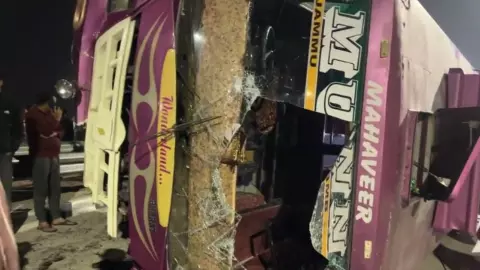 पिकनिक से लौटते ही पलटी स्कूल बस! जम्मू के बिश्नाह में बड़ा हादसा, 35 बच्चे घायल-VIDEO