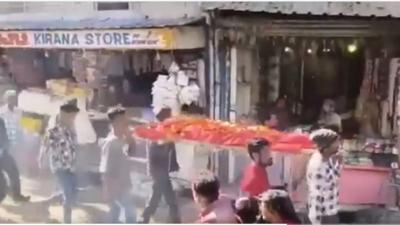 लड़की ने भागकर की शादी, तो परिवार ने जिंदा बेटी का कर दिया अंतिम संस्कार, आटे से पुतला बनाकर निकाली अर्थी, VIDEO वायरल