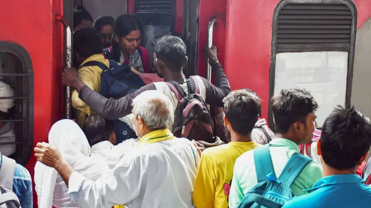 Train Fare Hike: अब रेलवे का सफर हुआ महंगा! 26 दिसंबर से बढ़ जाएंगे रेट, 500 किलोमीटर की यात्रा पर कितना देना होगा पैसा?