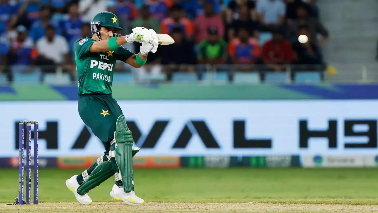 बिना देखे छक्का मारने के चक्कर में पाकिस्तानी खिलाड़ी की हुई बेइज्जती