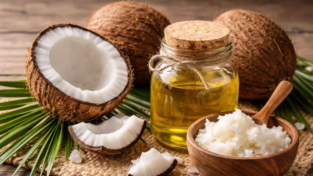 इन चीजों के साथ नारियल तेल का करें इस्तेमाल, चेहरे पर होगा जादू