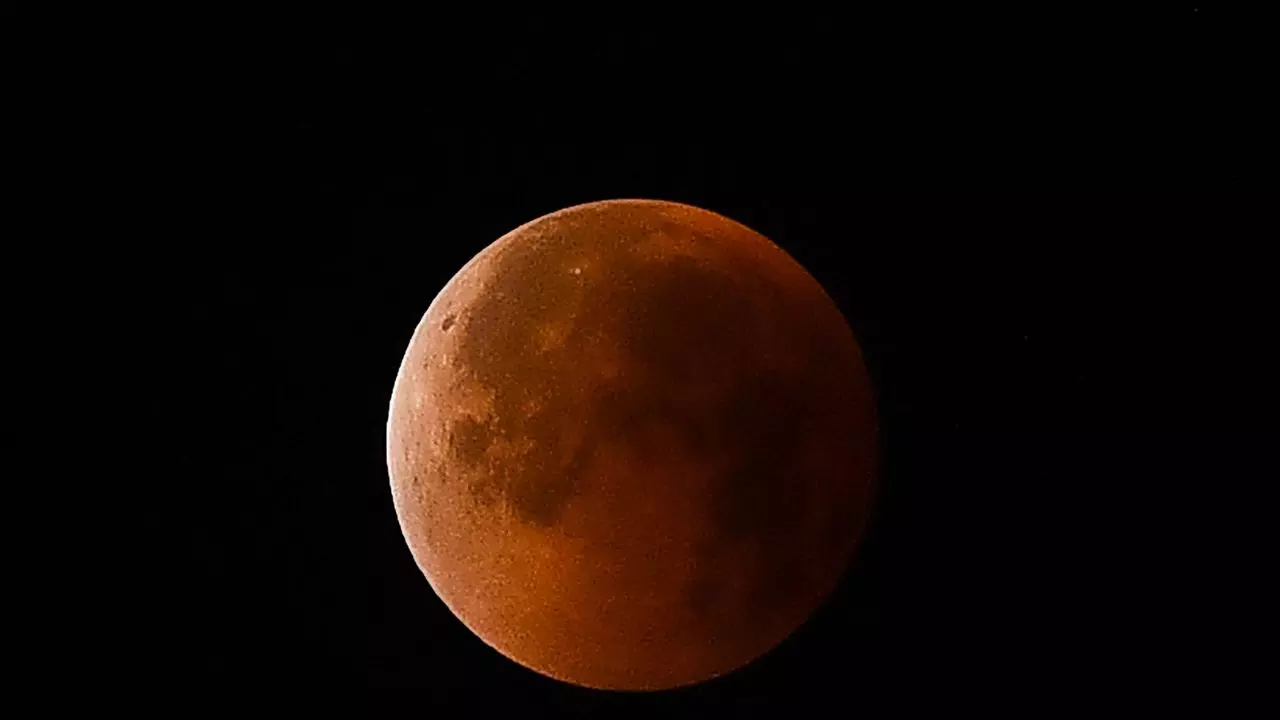 Chandra Grahan 2024: साल के आखिरी चंद्र ग्रहण के दिन इन बातों का रखें ध्यान, वरना हो सकता है नुकसान