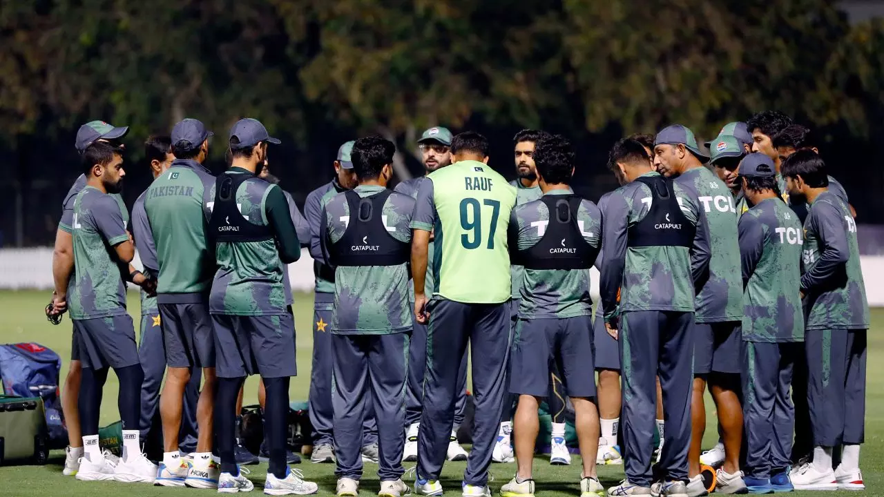 पाकिस्तान क्रिकेट टीम आजकल ICU में है, अपनी ही टीम को इस दिग्गज ने लताड़ दिया