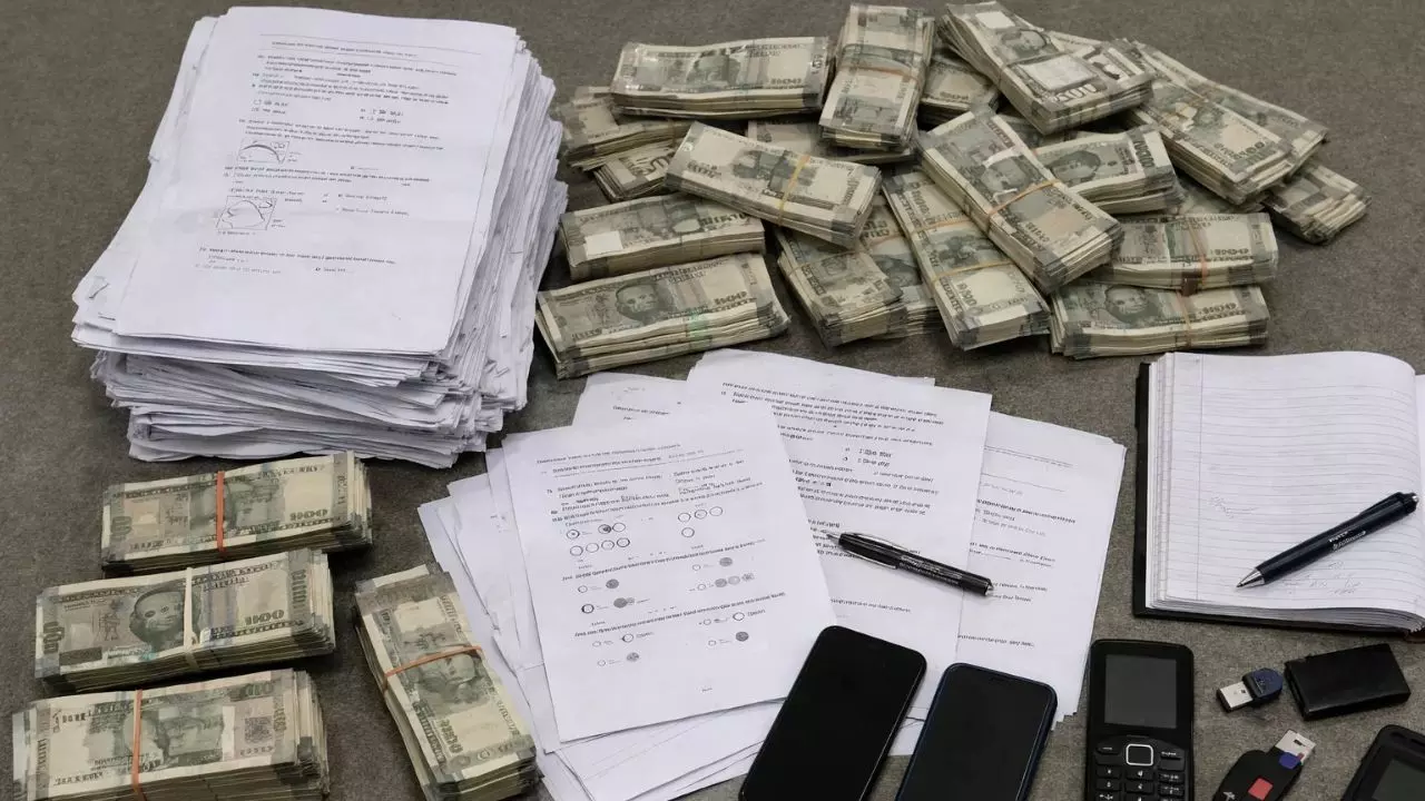 CSIR-NET घोटाला:  66 पेज के लीक क्वेश्चनपेपर बरामद, 37 छात्र-छात्राओं से वसूले थे लाखों; 5 के खिलाफ दर्ज FIR