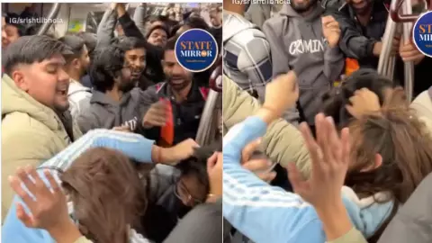 दिल्ली मेट्रो फिर बनी अखाड़ा! महिलाओं ने खींचे एक-दूसरे के बाल, जमकर बरसाए थप्पड़, भीड़ भी रोक नहीं पाई