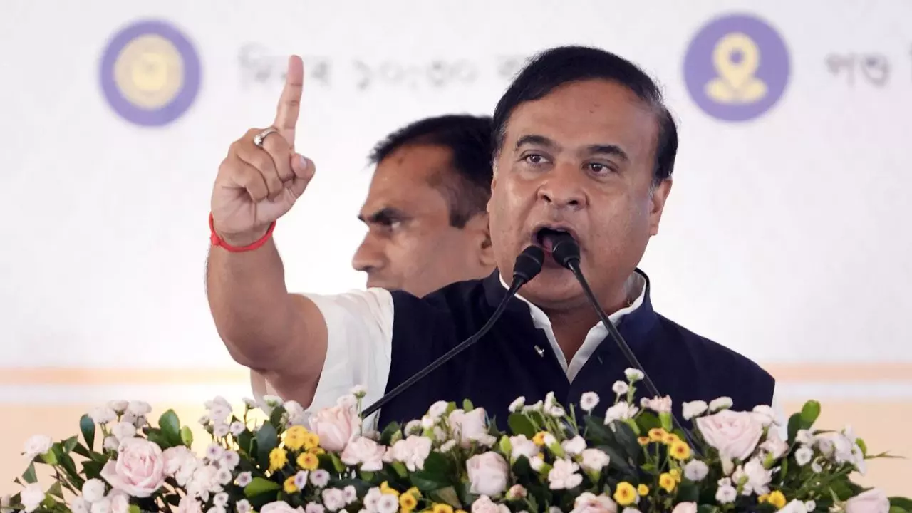 ‘असम बारूद के ढेर पर बैठा है’ - बांग्लादेश संकट के बीच हिमंता बिस्वा सरमा का विस्‍फोटक दावा, कहा - 40% आबादी बांग्लादेशी मूल की