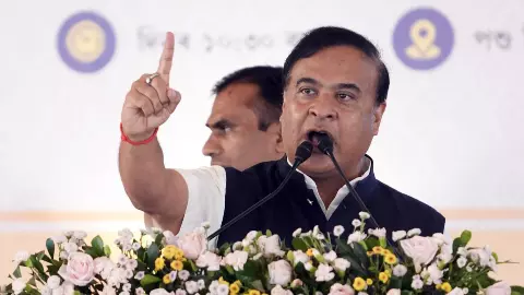 ‘असम बारूद के ढेर पर बैठा है’ - बांग्लादेश संकट के बीच हिमंता बिस्वा सरमा का विस्‍फोटक दावा, कहा - 40% आबादी बांग्लादेशी मूल की