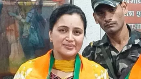 आपके 2 ही बच्चे हैं बाकी और 2 कब... बीजेपी नेता Navneet Rana के 4 बच्चे वाले बयान पर बवाल, सोशल मीडिया पर भड़के लोग