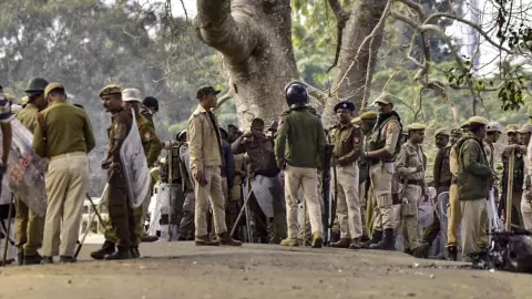 Assam Tribal Unrest: असम के कार्बी आंगलोंग में हालात बेकाबू: IPS अफसर घायल, बाजार में आगजनी, इंटरनेट बंद