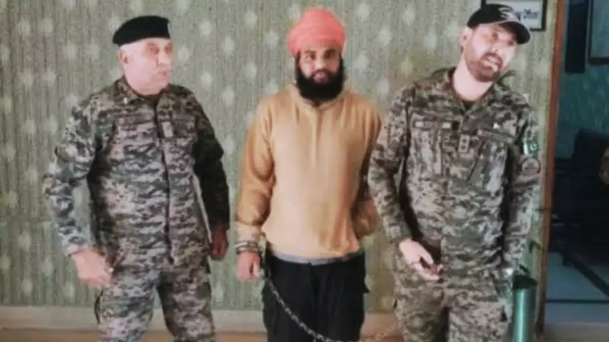 नशे की लत या साजिश, पंजाब का युवक कैसे पहुंचा पाकिस्तान? पाक रेंजर्स ने किया गिरफ्तार, हथकड़ी लगी फोटो आई सामने