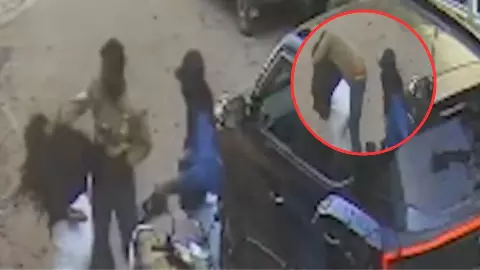 रिलेशनशिप में रहने से इनकार करने पर बेंगलुरु में दिनदहाड़े युवती से छेड़छाड़ और मारपीट, तमाशबीन बने रहे लोग; CCTV में कैद हुई घटना