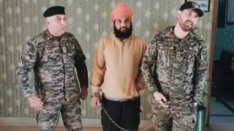 नशे की लत या साजिश, पंजाब का युवक कैसे पहुंचा पाकिस्तान? पाक रेंजर्स ने किया गिरफ्तार, हथकड़ी लगी फोटो आई सामने