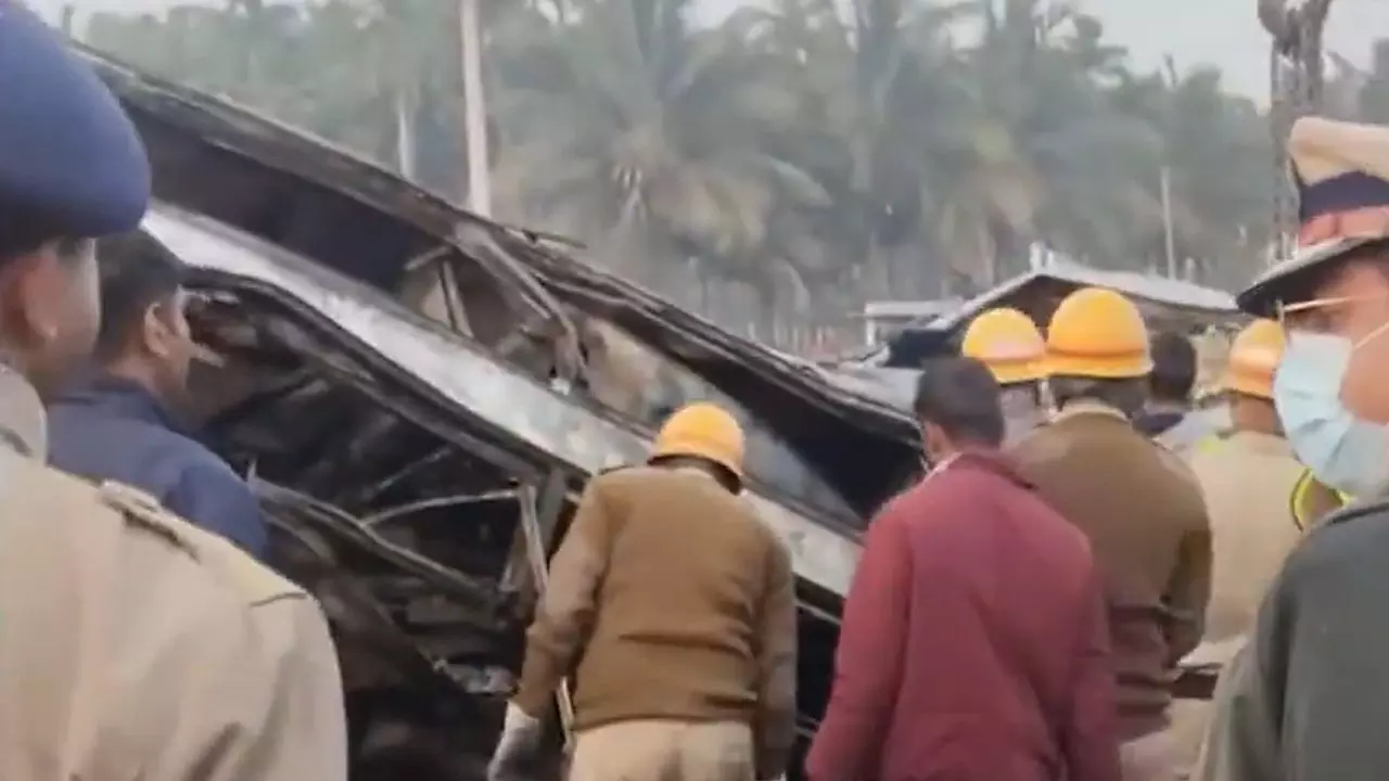 Road Accident: कर्नाटक में ट्रक से टकराकर स्लीपर बस बनी आग का गोला, जिंदा जले 17 यात्री; तमिलनाडु में भी 9 लोगों की मौत