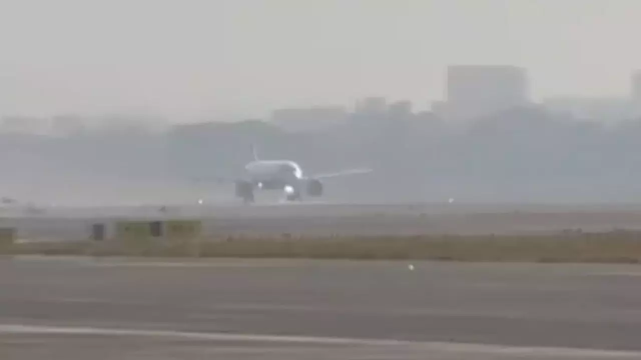 Navi Mumbai International Airport से टेकऑफ करने वाली पहली फ्लाइट देख लीजिए - Video Viral