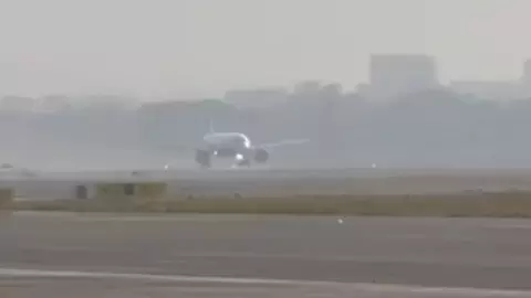 Navi Mumbai International Airport से टेकऑफ करने वाली पहली फ्लाइट देख लीजिए - Video Viral
