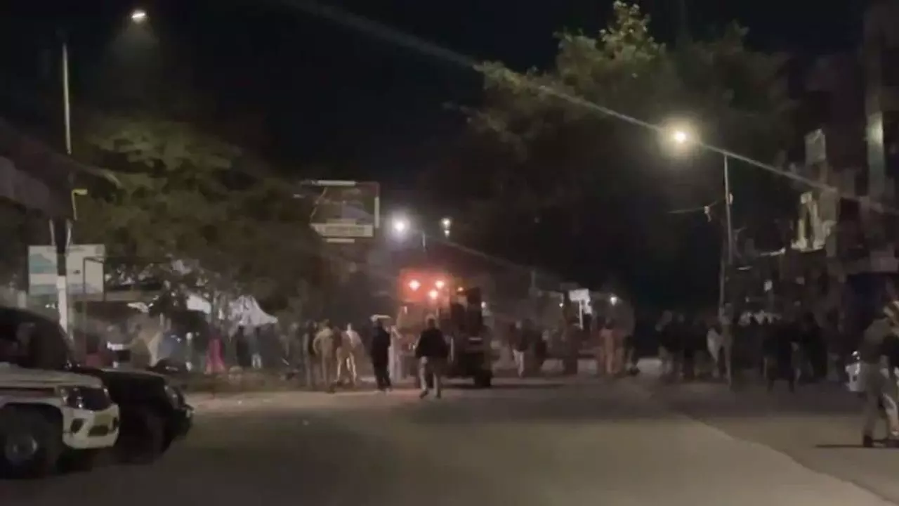 जयपुर के चौमूं में जुम्‍मे के दिन भारी बवाल, इंटरनेट बंद; मस्जिद के पास से पत्थर हटाने को लेकर विवाद- VIDEO