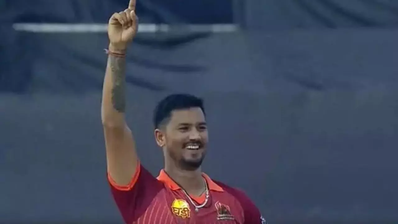 Vijay Hazare Trophy 2025: 25 साल के गेंदबाज देवेंद्र सिंह बोरा की क्यों हो रही इतनी चर्चा? मुंबई के खिलाफ लूट ली महफिल