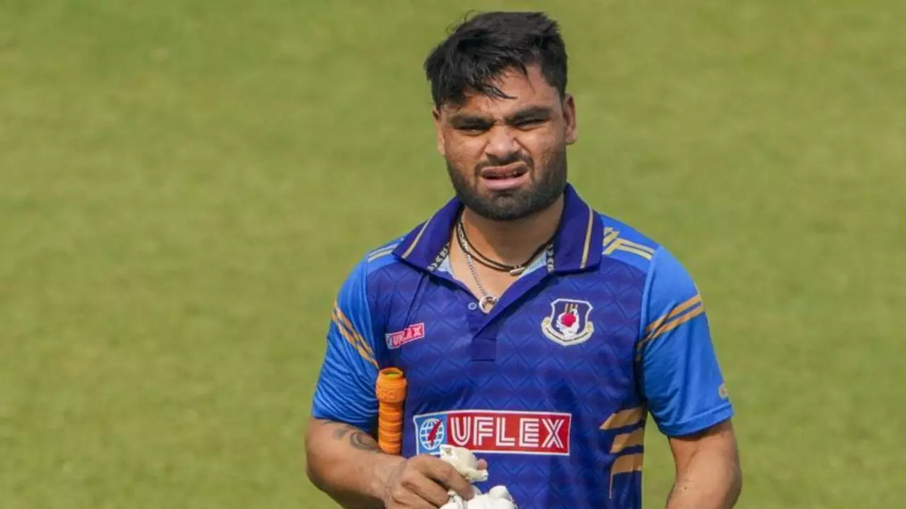 11 चौके और 4 छक्के, Vijay Hazare Trophy 2025 में रिंकू सिंह ने ढाया कहर; UP की तरफ से ठोक डाला शतक