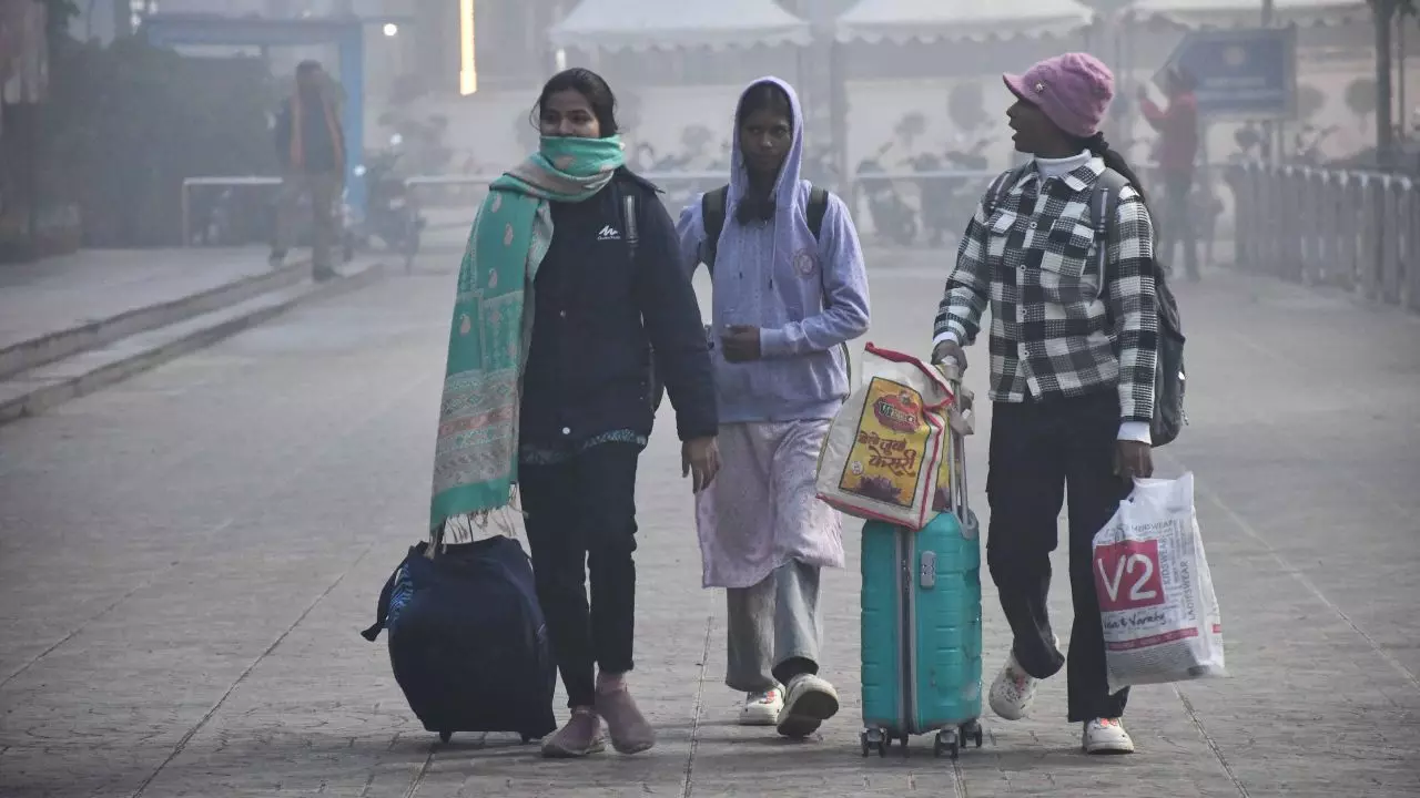 दिल्ली-NCR समेत इन राज्यों में घने कोहरे से विजिबिलिटी कम, ट्रैफिक और उड़ानें प्रभावित; पहाड़ों में बिछी बर्फ की सफ़ेद चादर