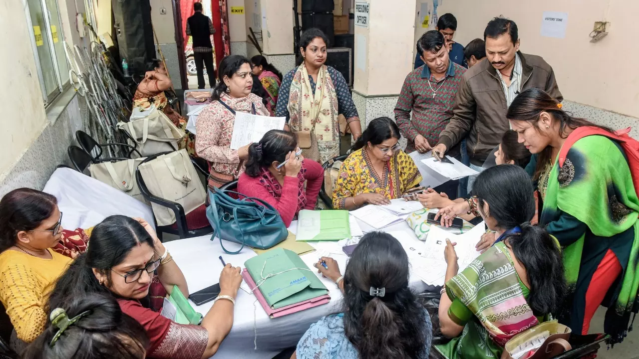 बंगाल SIR: ECI के सॉफ़्टवेयर की गलती से 31 लाख वोटरों को दिखाया गया अनमैप्ड, मतदाताओं की सुनवाई पर रोक; कहां हुई गलती?