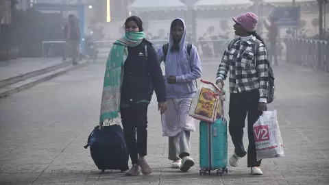 दिल्ली-NCR समेत इन राज्यों में घने कोहरे से विजिबिलिटी कम, ट्रैफिक और उड़ानें प्रभावित; पहाड़ों में बिछी बर्फ की सफ़ेद चादर