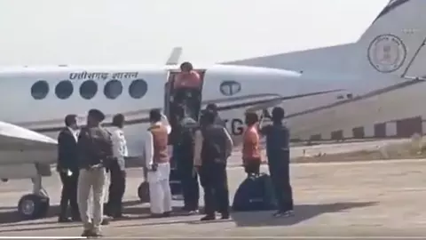 ये किस पद पर है... सरकारी विमान से उतरने पर सवालों के घेरे में धीरेंद्र शास्त्री, पूर्व सीएम ने भी खूब सुनाया