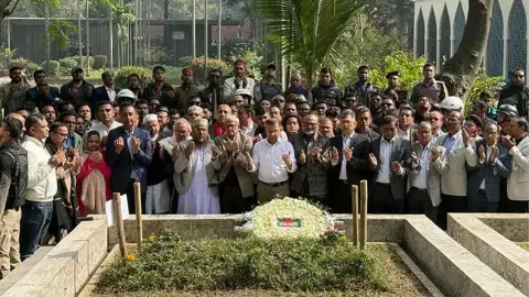Bangladesh Unrest: उस्मान हादी की कब्र पर तारीक रहमान का नमन, 17 साल बाद बने वोटर; देश में नहीं थम रहा बवाल