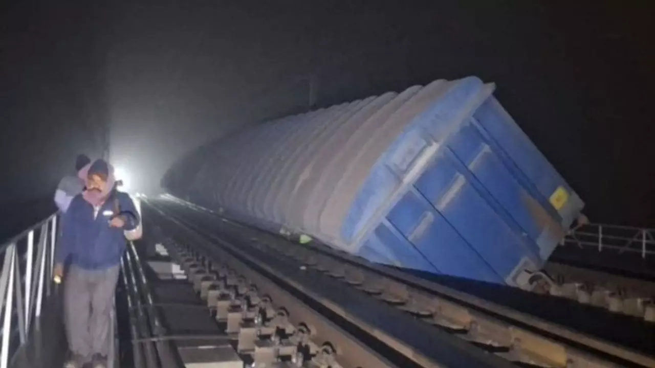 Bihar Train Accident: वंदे भारत समेत कई ट्रेनों का रूट डायवर्ट, पटना-हावड़ा लाइन ठप; जमुई में मालगाड़ी की 19 बोगियां बेपटरी
