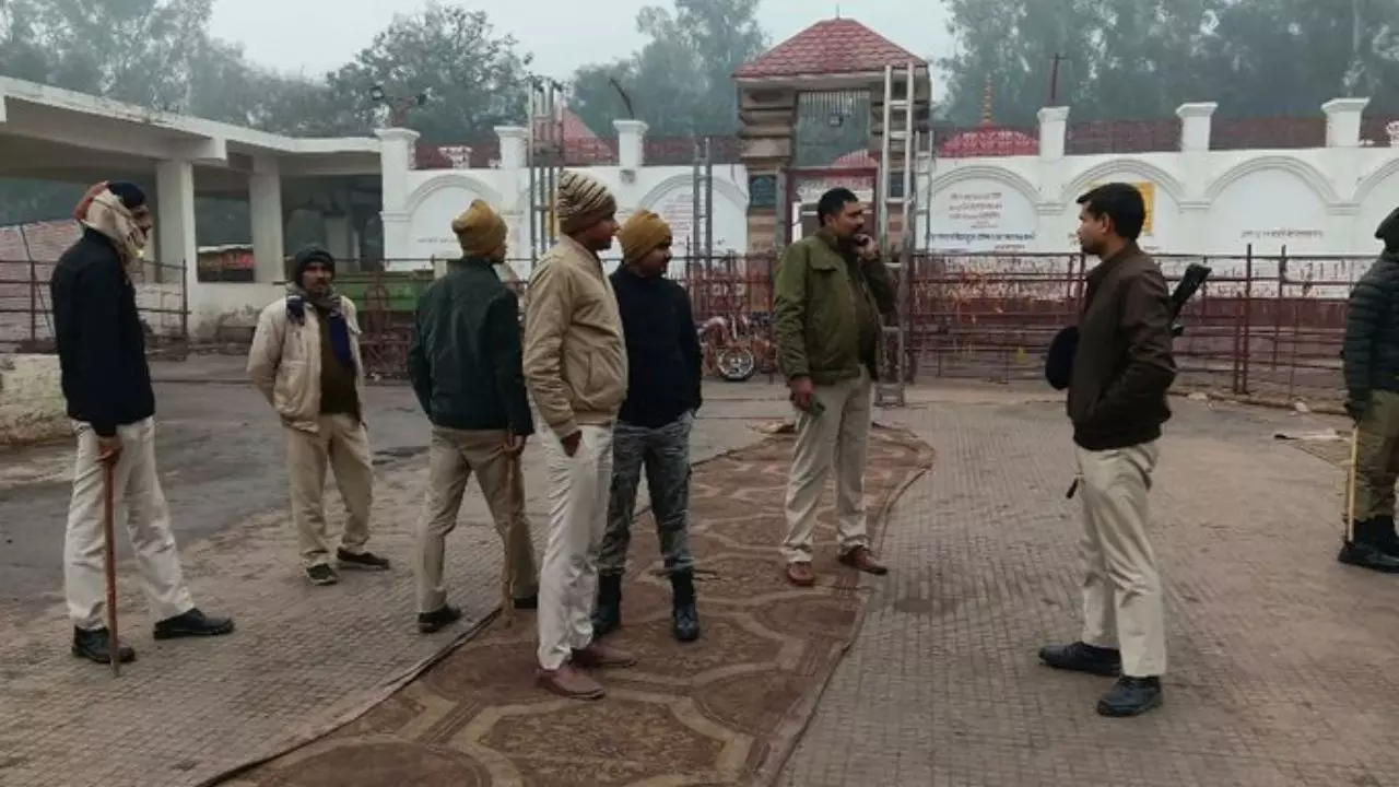 थावे दुर्गा मंदिर चोरी केस: फरार आरोपी शरीफ आलम के घर STF ने मारा छापा, जमीन खोदकर निकाली ये चीजें
