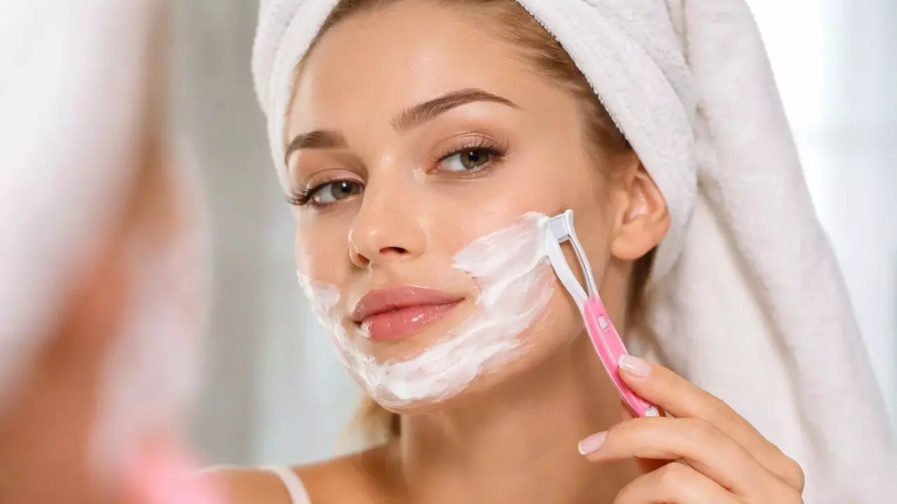 चेहरे पर करती हैं रेजर का इस्तेमाल तो इन गलतियों से बचें