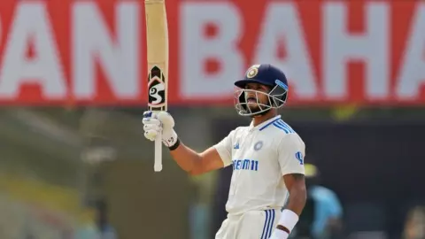 Vijay Hazare Trophy 2025: 8 छक्के, 15 चौके.... ध्रुव जुरेल ने ठोके नाबाद 160 रन, न्यूजीलैंड सीरीज के लिए पेश की दावेदारी