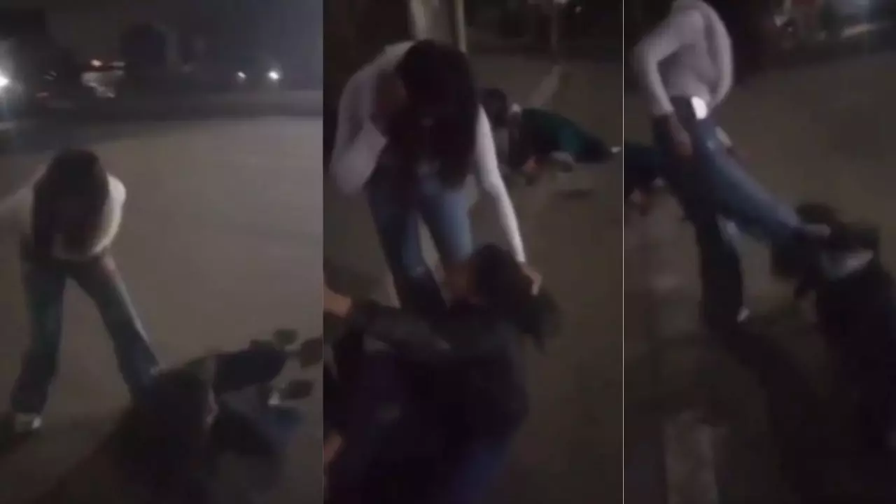 बॉयफ्रेंड को लेकर बीच सड़क 2 लड़कियों में हुई जमकर मारपीट, जड़े 11 थप्पड़; सोशल मीडिया पर वीडियो वायरल
