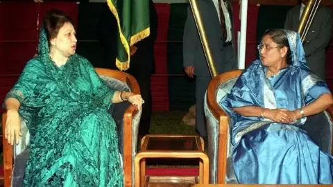 खालिदा जिया बनाम शेख हसीना: कट्टर दुश्‍मनी, फिर भी आना पड़ा था साथ; कहानी बांग्‍लादेश के ‘बैटल ऑफ द बेगम्स’ की...