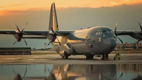 फ्रंटलाइन लॉजिस्टिक्स का गेम चेंजर! चीन-पाक फ्रंट पर IAF का अचूक और भरोसेमंद हथियार है C-130J; क्या है इसकी खासियत? फ्रंटलाइन लॉजिस्टिक्स का गेम चेंजर! चीन-पाक फ्रंट पर IAF का अचूक और भरोसेमंद हथियार है C-130J; क्या है इसकी खासियत?
