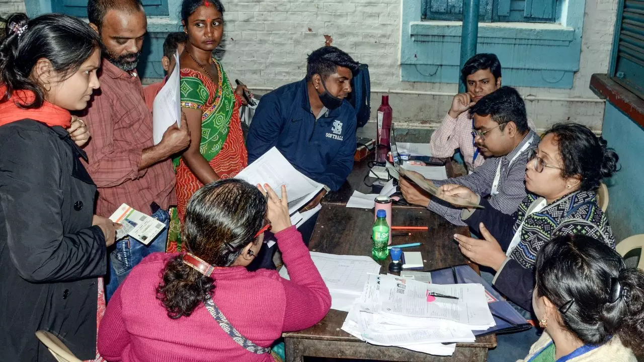 SIR से बाकी राज्यों में वोटर घटे, लेकिन असम में बदल गई पूरी कहानी; मतदाता सूची में कैसे बढ़ गए वोटर?