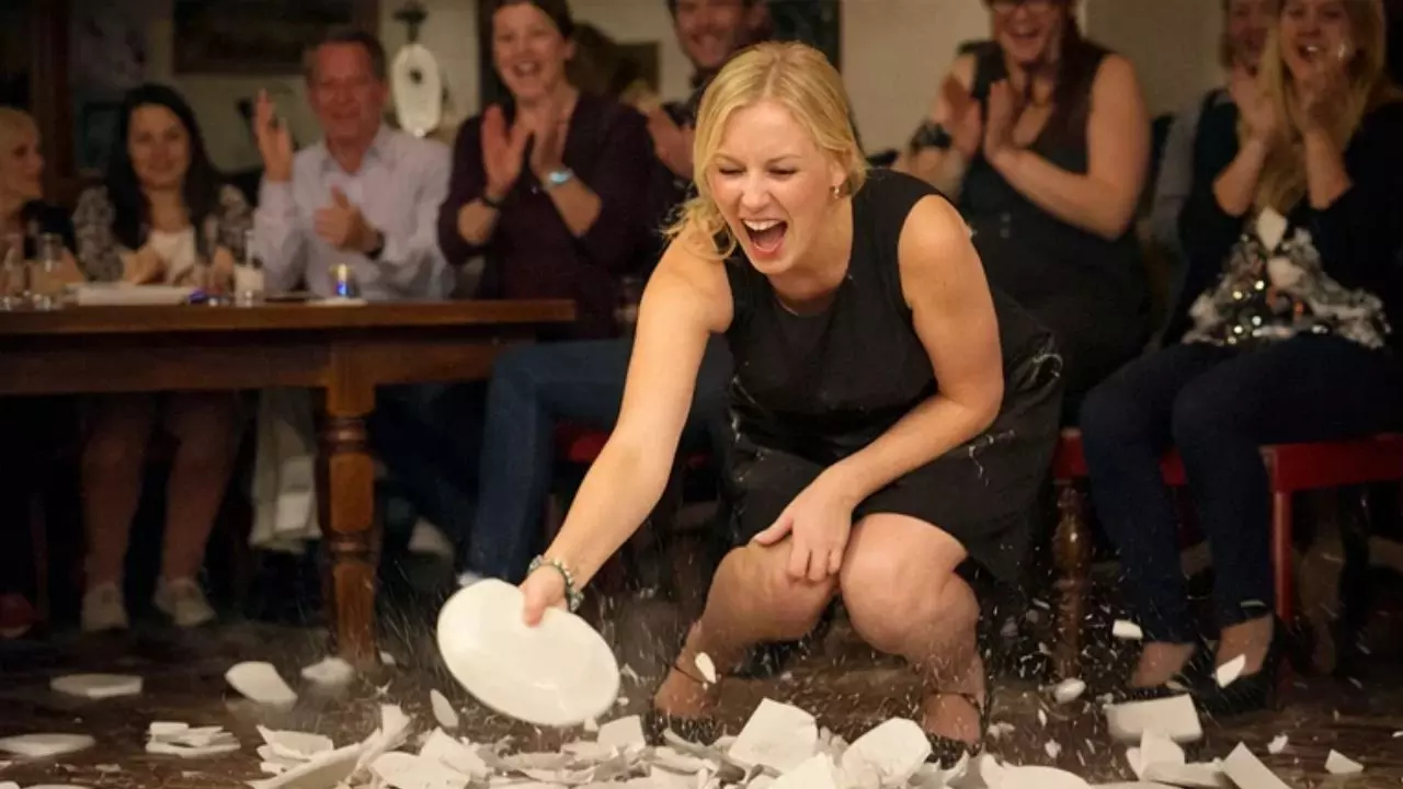 प्लेट तोड़ने से लेकर 108 बार घंटियां बजाने तक, नए साल पर दुनिया भर में किए जाते हैं अजीब सेलिब्रेशन