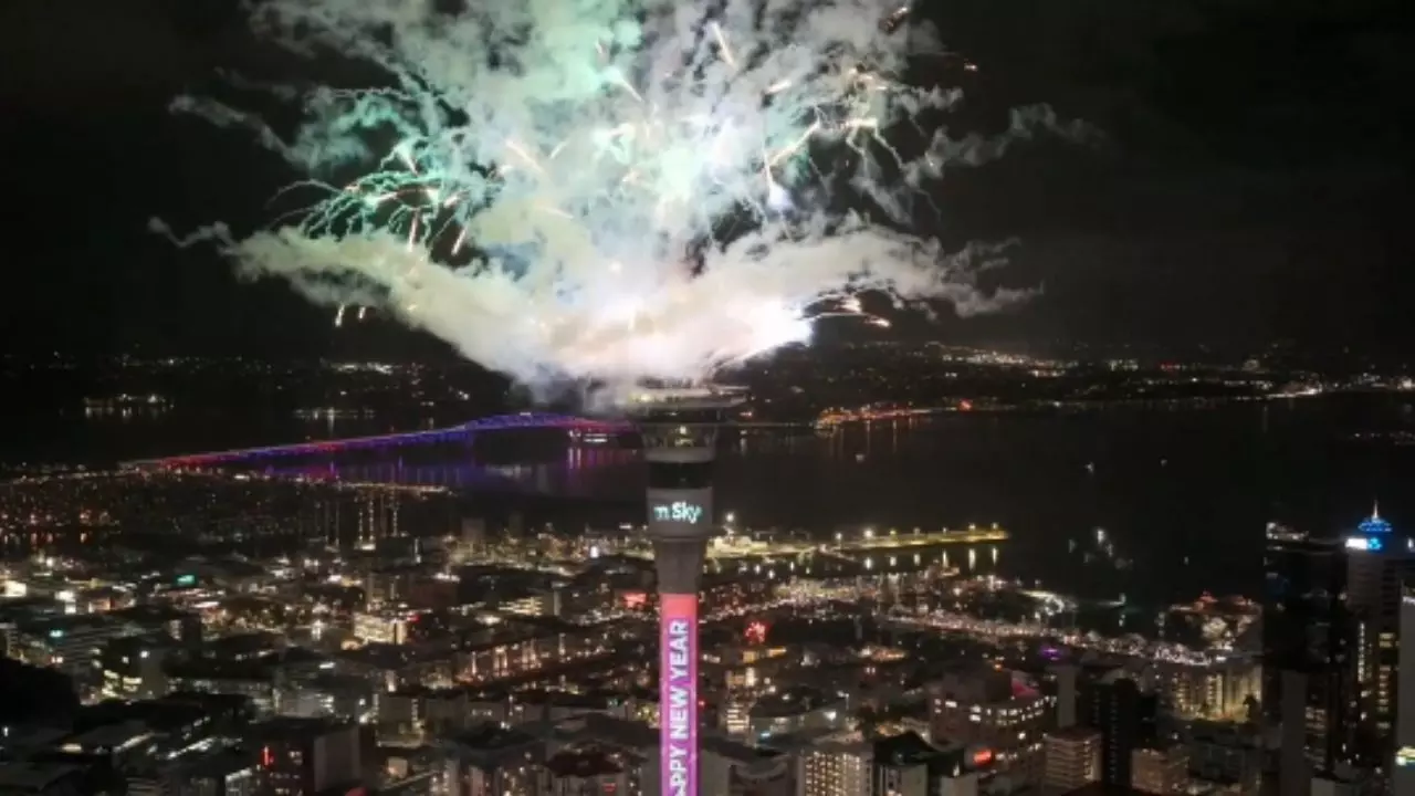 New Year 2026 का पहला जश्न: न्यूजीलैंड में गूंजा नया साल, ऑकलैंड के स्काई टॉवर पर आतिशबाज़ी का भव्य नज़ारा- VIDEO