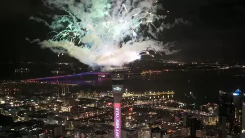 New Year 2026 का पहला जश्न: न्यूजीलैंड में गूंजा नया साल, ऑकलैंड के स्काई टॉवर पर आतिशबाज़ी का भव्य नज़ारा- VIDEO