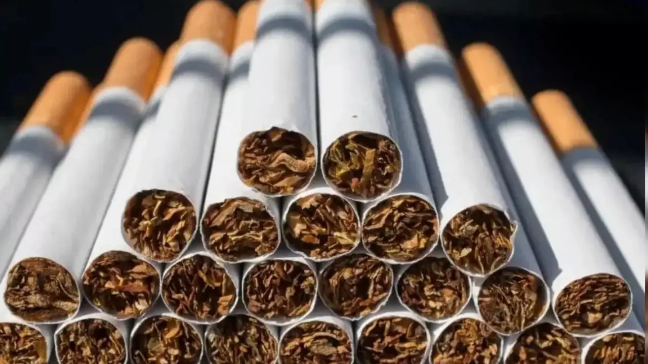 सिगरेट पर सेस का धुआं बाजार तक पहुंचा: ITC समेत तंबाकू कंपनियों के शेयर लुढ़के, स्मोकर्स की जेब अब और होगी ढीली