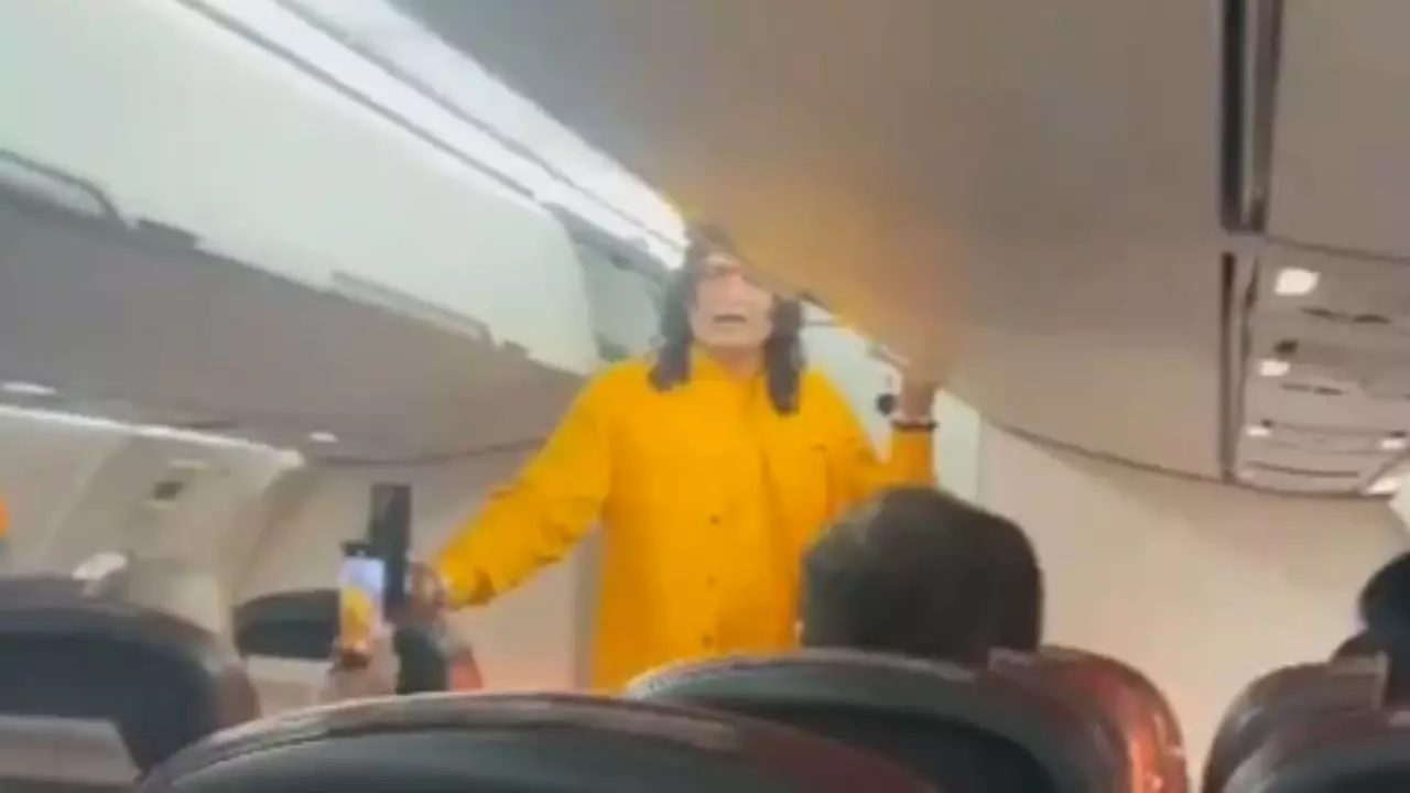 दुबई जा रही थी फ्लाइट, तभी बीजेपी विधायक करने लगे हनुमान चालीसा का पाठ, यात्रियों ने भी दिया साथ, Video वायरल