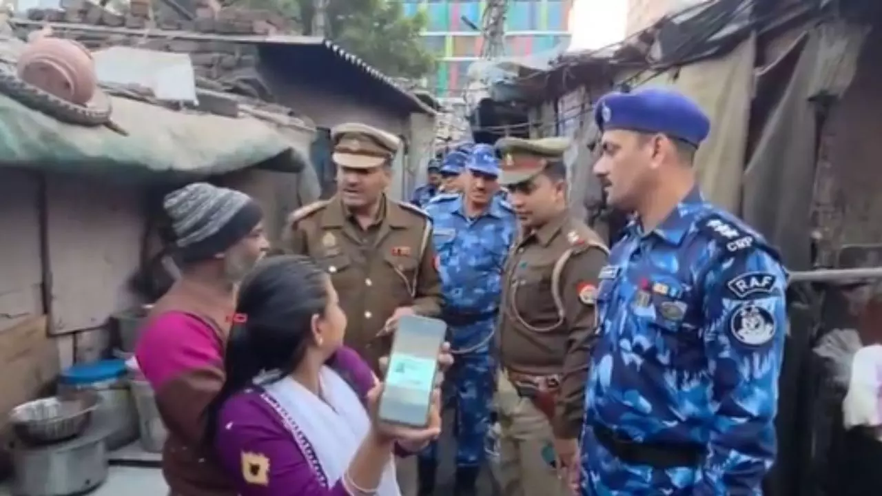 मशीन तो बांग्लादेशी बता रही है... गाजियाबाद में नागरिकता बताने वाली मशीन का दावा, Viral हुआ SHO का VIDEO