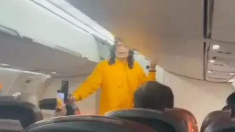 दुबई जा रही थी फ्लाइट, तभी बीजेपी विधायक करने लगे हनुमान चालीसा का पाठ, यात्रियों ने भी दिया साथ, Video वायरल