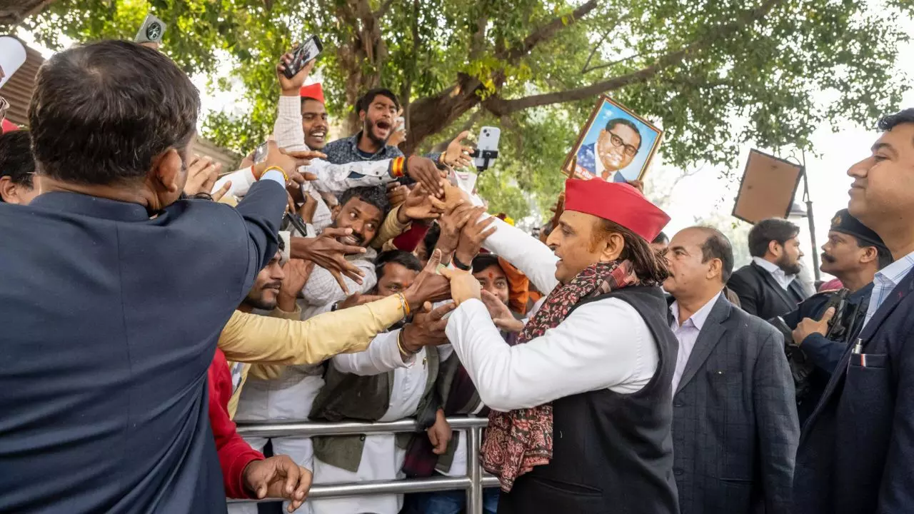 यूपी में बाटी-चोखा Politics! डिनर के सहारे अखिलेश यादव ने साधे एक तीर से 2 निशाने, बीजेपी के लिए था गजब का मैसेज