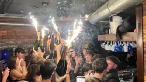 क्या होता है फ्लैशओवर, जिसकी चपेट में आया स्विट्जरलैंड का मशहूर स्की रिसॉर्ट? मातम में बदल गया नए साल का जश्न क्या होता है फ्लैशओवर, जिसकी चपेट में आया स्विट्जरलैंड का मशहूर स्की रिसॉर्ट? मातम में बदल गया नए साल का जश्न