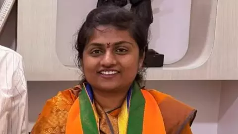 फडणवीस पर बयानबाजी और राहुल गांधी के साथ फोटो ने छीन लिया नगर निगम का टिकट, कौन हैं पूजा मोरे जाधव जिन्हें किया गया ट्रोल? फडणवीस पर बयानबाजी और राहुल गांधी के साथ फोटो ने छीन लिया नगर निगम का टिकट, कौन हैं पूजा मोरे जाधव जिन्हें किया गया ट्रोल?