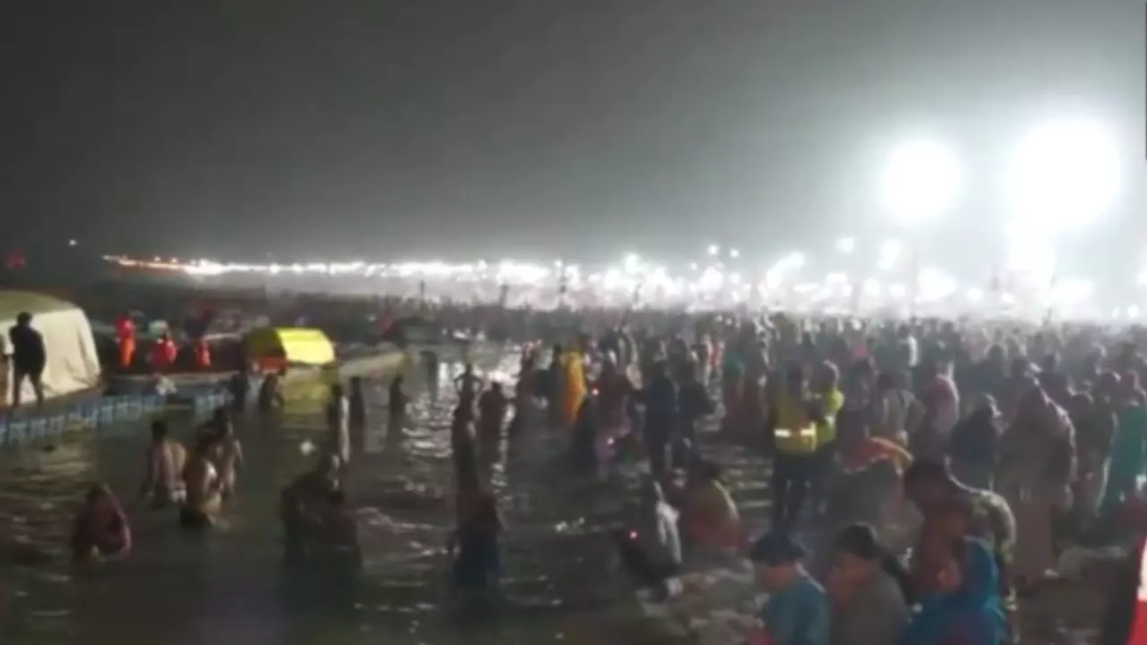 माघ मेला 2026: गंगा-सरयू तट पर श्रद्धालुओं ने लगाई आस्था की डुबकी, ठंड के बावजूद श्रद्धा नहीं हुई कम; देखें Videos