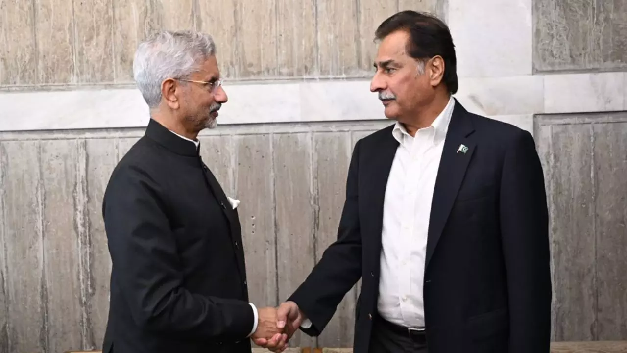 आर्मी चीफ तो कभी खुद की सरकार का उड़ाया मजाक, कौन हैं पाक स्पीकर अयाज सादिक? हैंडशेक को लेकर बोले- जयशंकर खुद आए