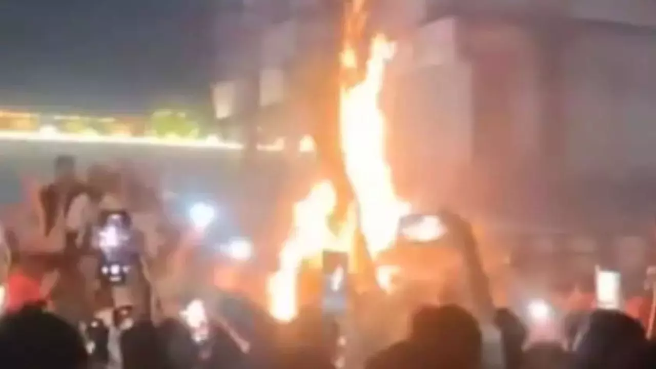 कब थमेंगे हिंदुओं पर अत्याचार! बांग्लादेश में भीड़ ने हिंदू शख्स को पहले पेट में मारा चाकू, फिर जलाकर मार डाला